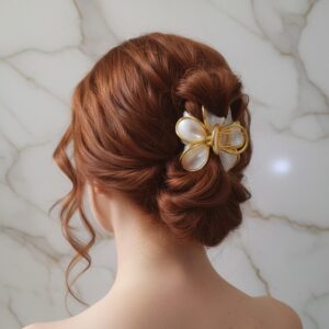 Presilha para cabelo com design floral estruturado