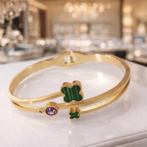 Bracelete rígido com design contemporâneo trevo