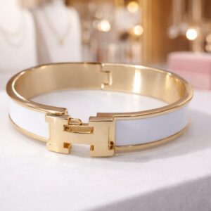 Bracelete rígido com design minimalista e sofisticado