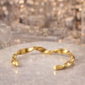 Bracelete aberto com design torcido e silhueta escultural