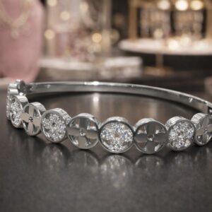 Bracelete estruturado em metal com acabamento prateado espelhado,