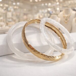 Conjunto de braceletes rígidos com design contemporâneo