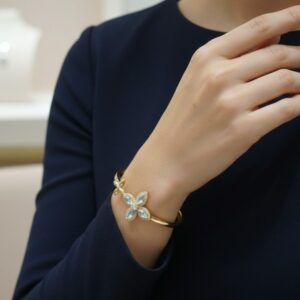 Bracelete rígido com design floral sofisticado